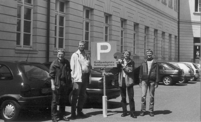 [Bild: Aktionsteilnehmer mit P-Schild]